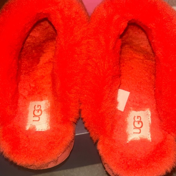 RED SLIPPER UGGS - Picture 1 of 2